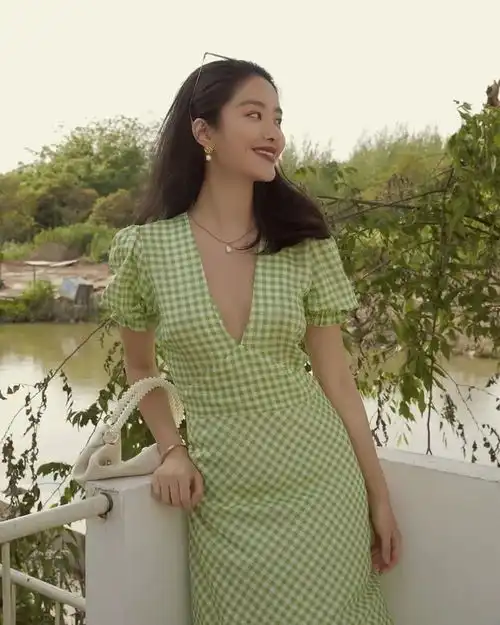 别穿大众化的碎花裙了优雅文艺的格纹裙才是王道这样穿太淑女