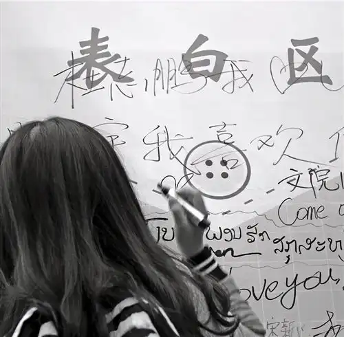 有种社交神器叫大学表白墙,女生发帖后,超多男生加我微信