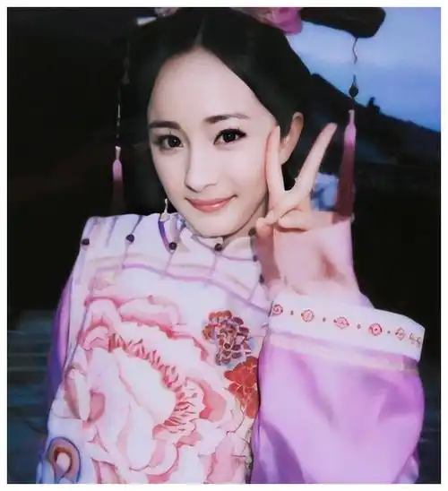 杨幂罕见换掉非主流头像新头像眼部遭揉捏搞怪十足,引爆笑