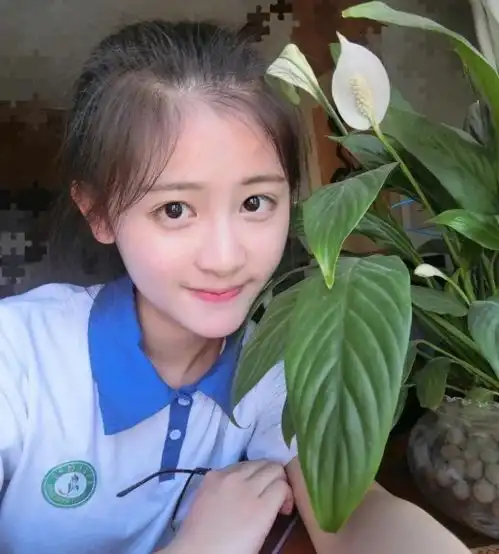 初中女生自认为呆萌的行为,男生眼中很幼稚,老师眼中是异类