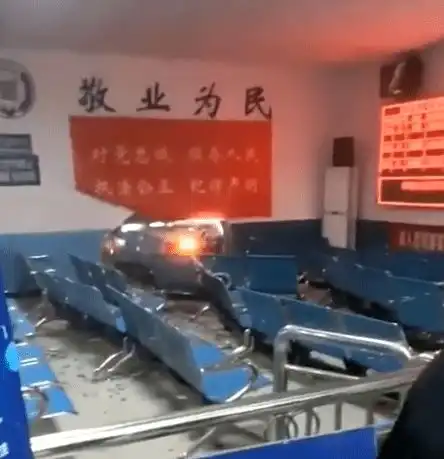 神操作湖南一女子科目二考试,一脚下去考车冲进服务大厅