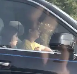 王思聪会被女网红抛弃被限制高消费后,仍然开豪车带美女兜风