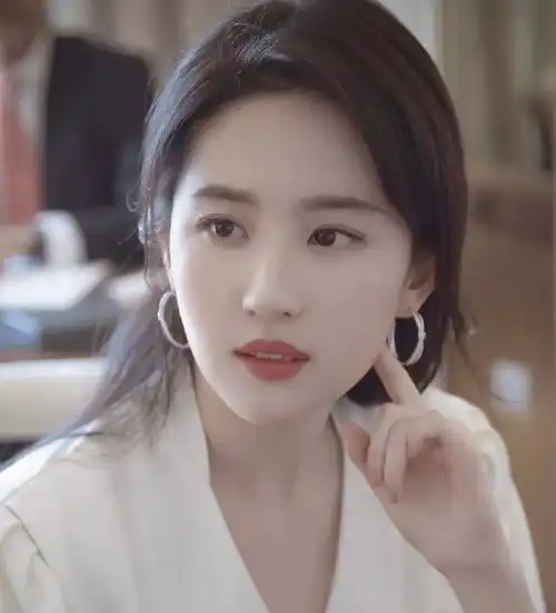 小女孩撞脸刘亦菲,因太相似走红,网友刘亦菲都生不出这么像的