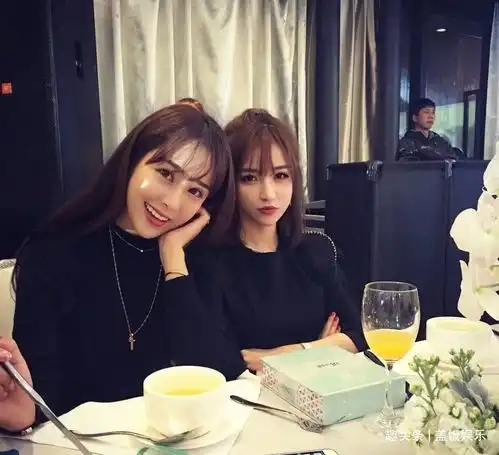 王思聪深夜酒吧嗨玩,两美女网红寸步不离,为争宠推搡不断
