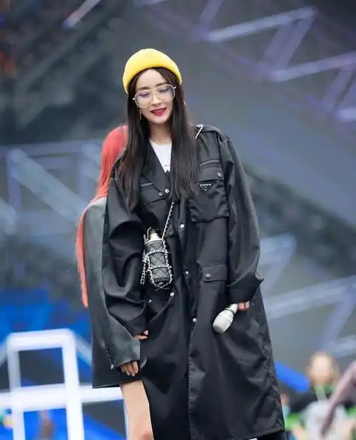 杨幂文艺风搭配高调现身,全黑look太好看,不愧是女王