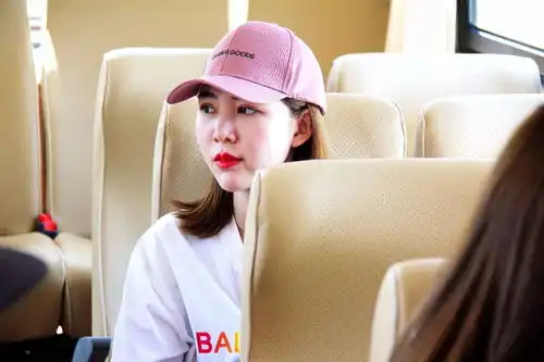 美女网红来森林公园进行现场直播啦