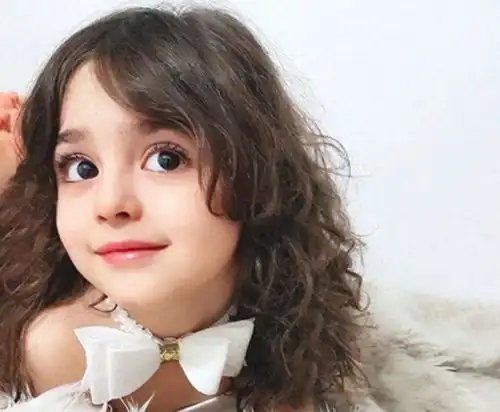 当年因8岁女儿长的太好看,伊朗父亲辞职当保镖,女孩后来如何