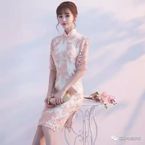 看那个穿旗袍裙的女子,好美呀