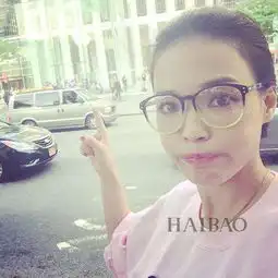 李小璐机场表演蠢萌平地摔