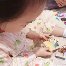 伊能静晒秦昊陪女儿米粒游戏照片,女儿太期待圣诞老人秦昊吃醋