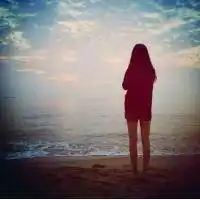 求一个在海边是女生背影的头像