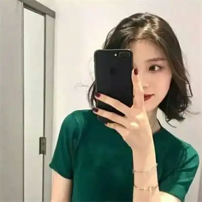 气质短发女生头像,短发显得很干净利落吧