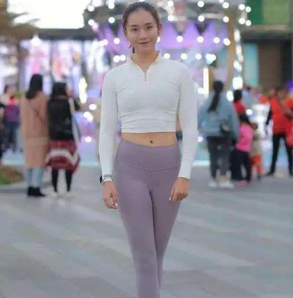 逛街的打底裤美女,用心搭配才不会平庸,格外美丽