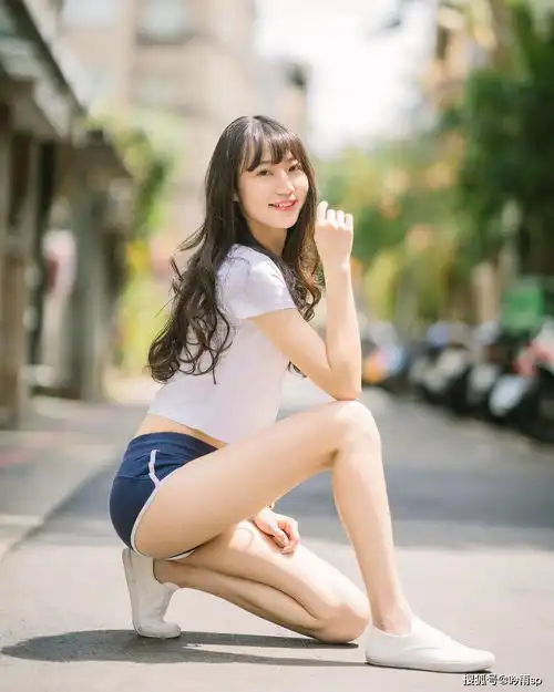 运动服美女,一双美腿引人注目
