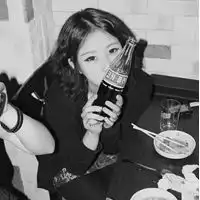 女生抽烟头像黑白喝酒