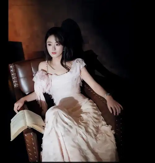 粉裙秀白皙美腿,赵丽颖微露香肩,纯欲感十足