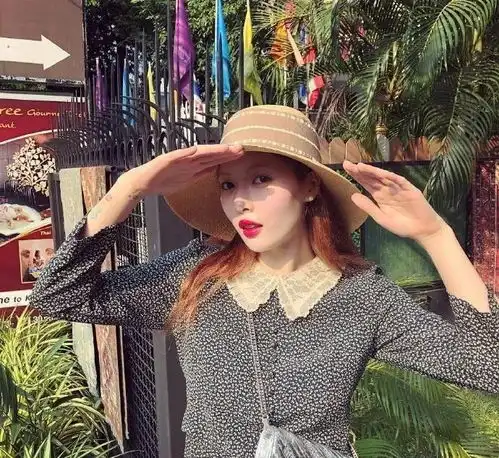 娃娃领申请加入各位时髦女星的2020衣柜准了