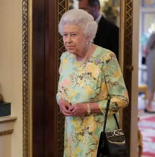 英女王下葬仅戴两枚珠宝,她最爱的戒指,来自菲利普亲王的母亲