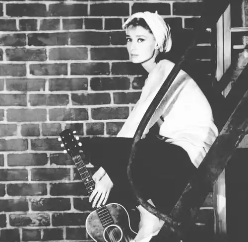 绝代美人奥黛丽赫本的经典之作,所谓的爱情其实就是将就