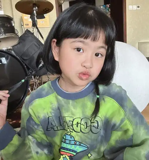 包贝尔女儿8岁生日,包文婧晒娃萌照,大眼饺子,颜值爆表