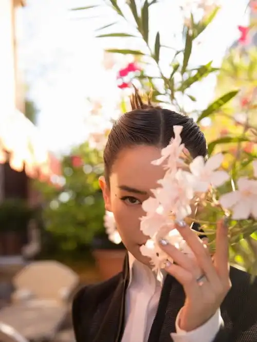 戚薇柳叶眼线泪痣妆完全换了个风格,古典美女不好驾驭,她真大胆