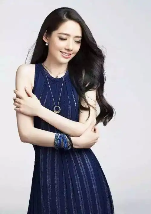 郭碧婷长发之后更显女神气质,假两件穿出少女感,谁敢说她34岁