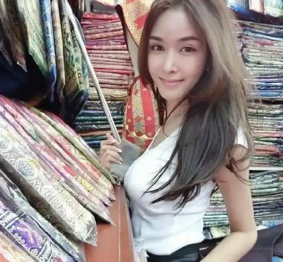 她被称最美变性女星,张家辉对她颇为赞赏,走红后开百万保时捷