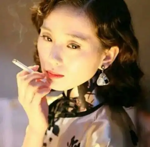 这些女星抽烟,真的是霸气外露,每个人的感觉都不一样,最后一个真的太美了