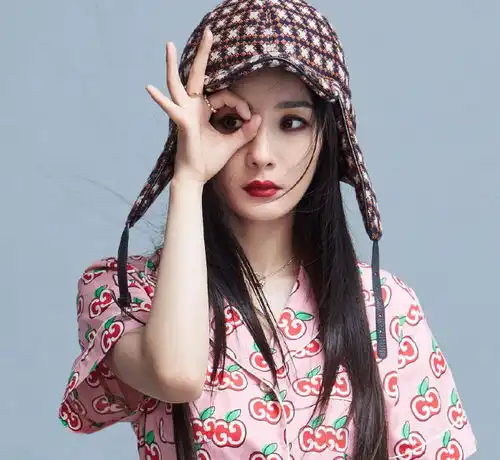 流量女星最新造型上线,比起赵丽颖的慵懒大片,我更被杨幂吸引