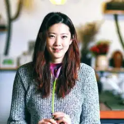 女排第一美女曾去泰国比赛,因太漂亮被当人妖,退役后成赛车手