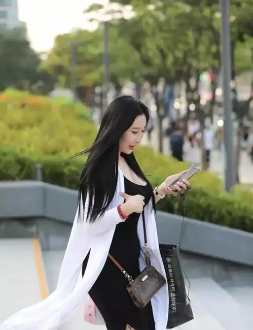 街拍小姐姐穿白色薄纱外套出街,这样很吸引人