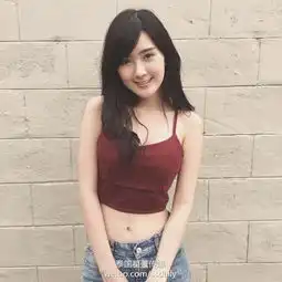 网红穿旗袍引争议爆乳超短像情趣衣