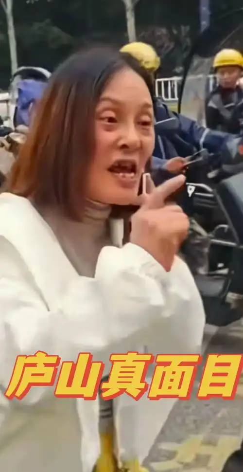 女子当街踩头暴打外卖小哥,还颠倒黑白,身份被扒,容貌引热议