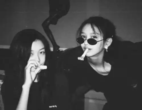 14岁李嫣晒性感照,s曲线凸显早熟身材,王菲能放心恋爱了
