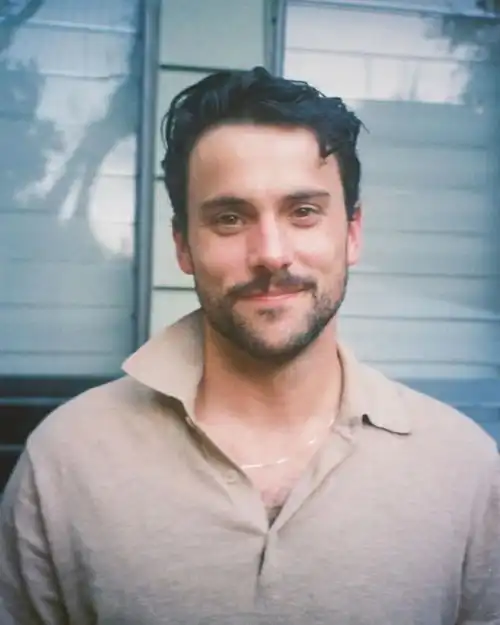 美国男演员因伤痛和心碎退出娱乐圈,男人也会感到伤心和难过