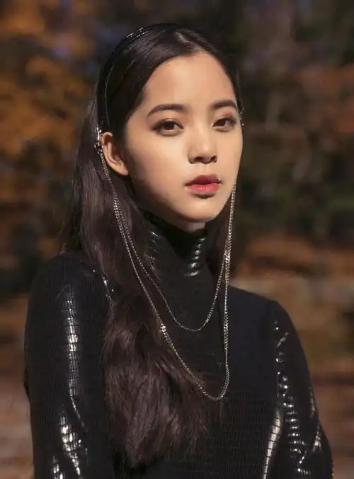 被欧阳娜娜美哭了毛衣搭配个性半身裙甜美可人,是小仙女没错啦