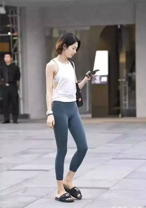 打底裤穿出细腿感来,让人深深地为之着迷
