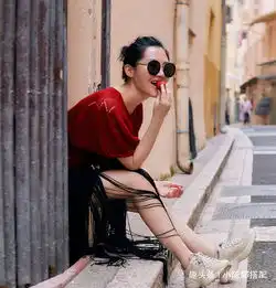 50岁许晴气质真好,穿姜黄长裙身材曼妙如少女,冻龄女神颜值赞