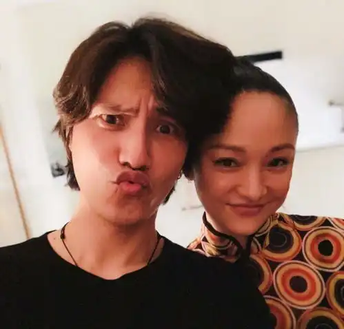 44岁陈坤深夜会友人,打扮时髦,获美女主动投怀送抱吓到傻眼