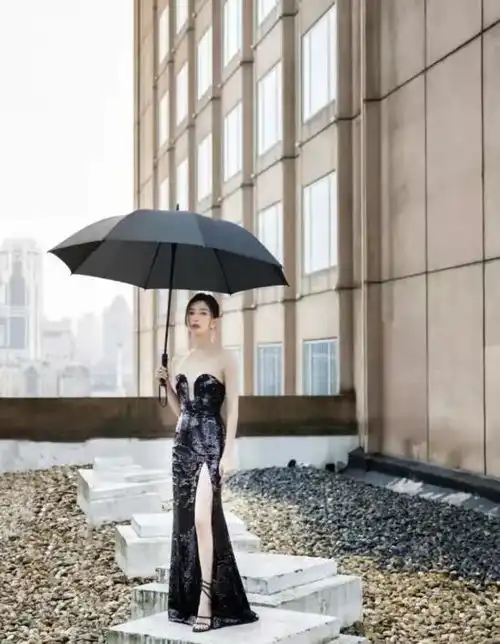 粉色卫衣搭配墨镜,江疏影唯美出镜,被赞冻龄女神