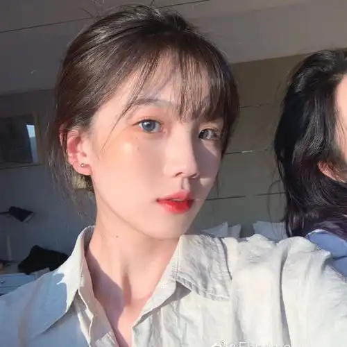 惊艳的句子很奇怪我们不屑与他人为伍,却害怕自己与众不同