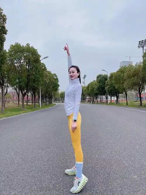 五颜六色的瑜伽裤,轻熟女们的健身新宠