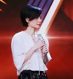 王菲罕见机场秀,亲民形象无天后高冷范,女神状态完胜张柏芝
