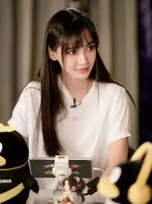 33岁杨幂现身国外街头,低胸装配新款刘海,离婚后气质变化明显