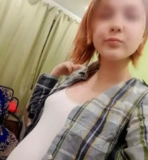 俄13岁女孩晒20周孕肚照爆红网络,坚称孩子父亲是个10岁男孩