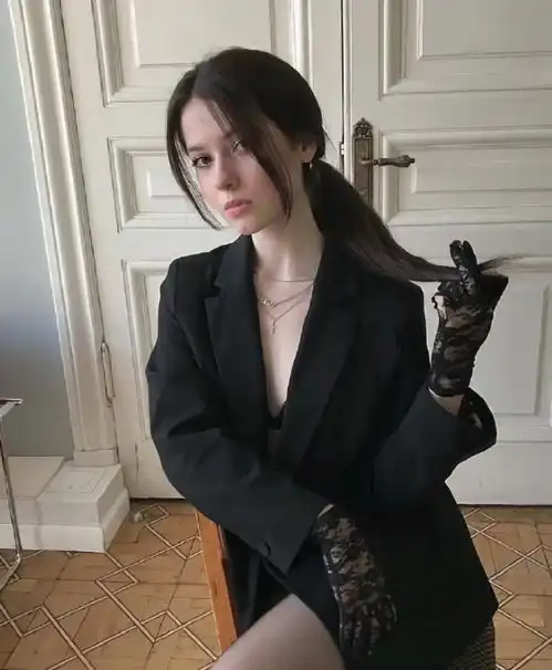 2020年女生不再清纯,暗黑风造型都不知道,out了