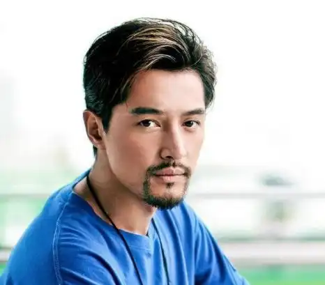 周杰伦的胡子真帅气,刮了变年轻但依旧可惜,易烊千玺学到了