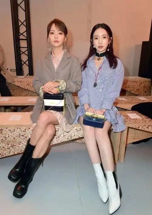 婚后的张嘉倪越来越嫩了,与小11岁的孟美岐同框,仍少女感十足