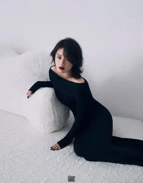 女星马思纯费加罗男士封面大片,黑发红唇造型状态自然松弛