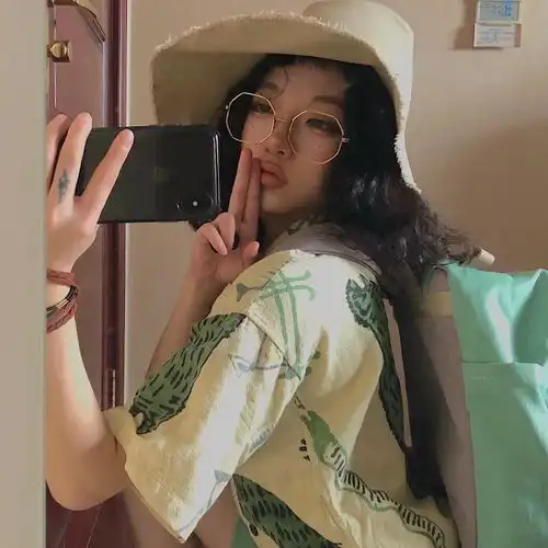 头像我笑到眼泪也流了怎么还是不快乐
